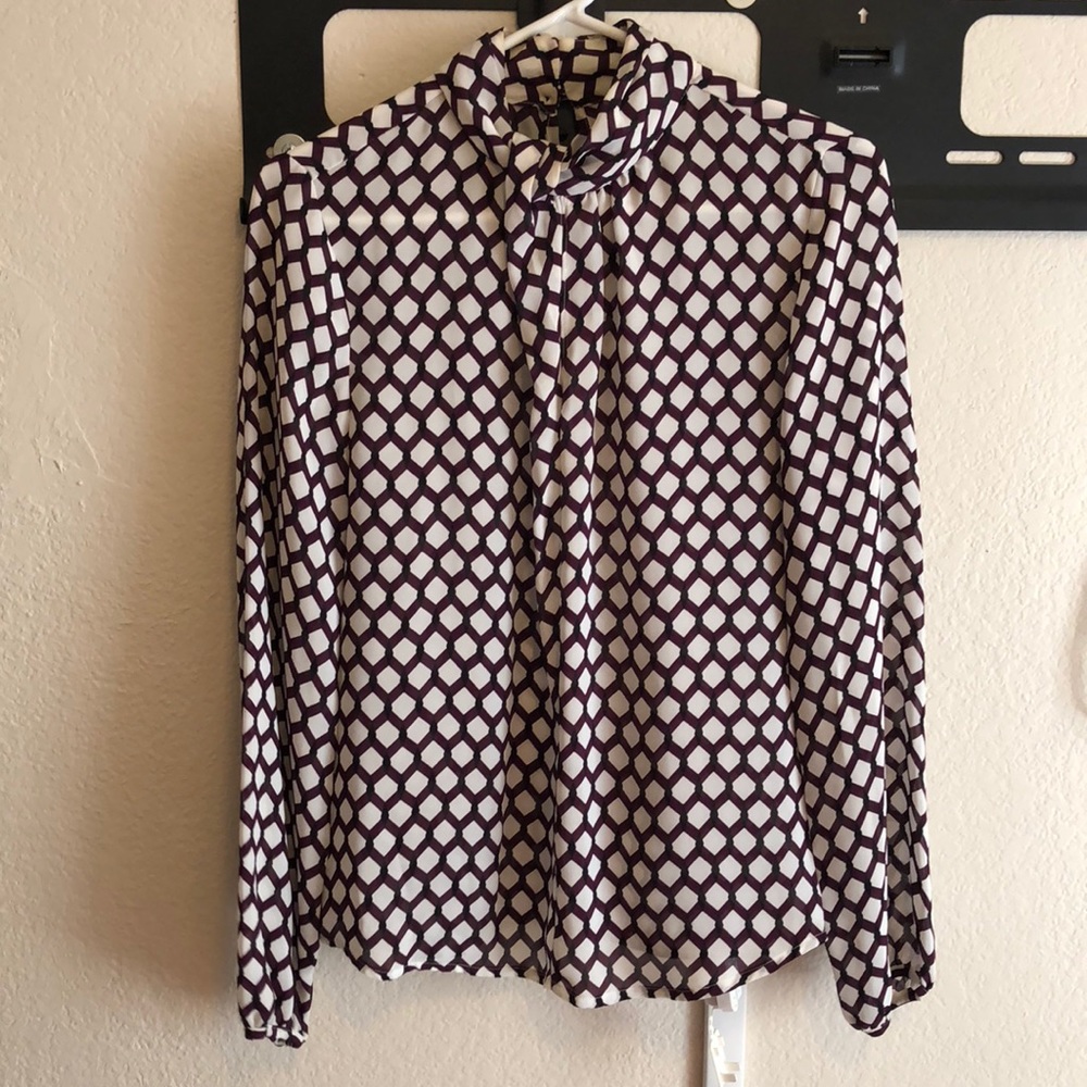 Twist detail keyhole blouse